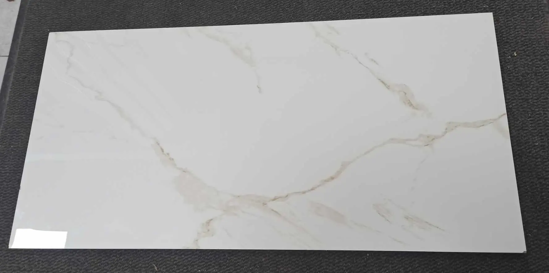 Carrara marmury w wersji Carrara Gold Poler