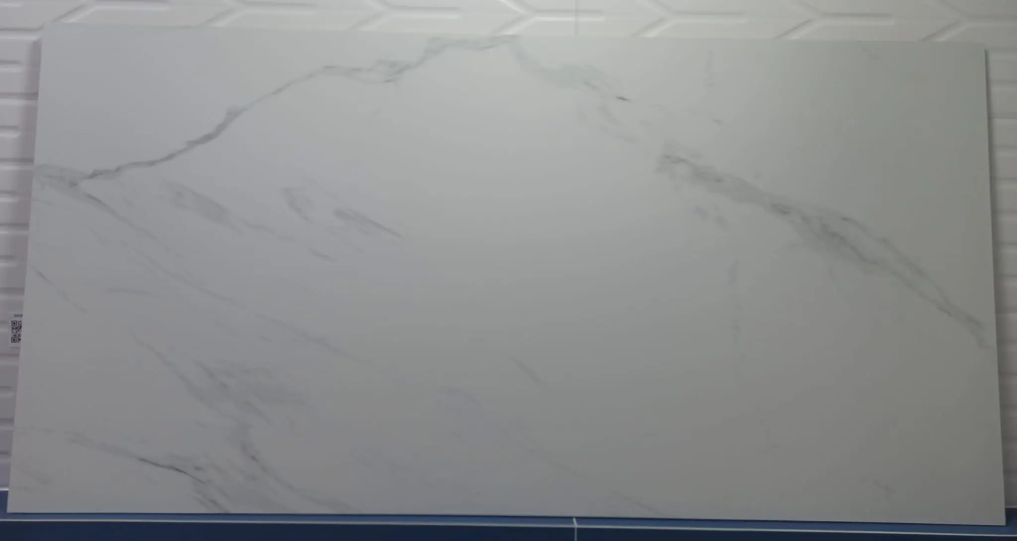Płytki ala metal połączone z marmurem Carrara Blanco