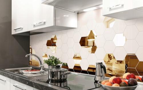 Mozaika-ceramiczna-heksagon-bialy-lustro-zlote.jpg