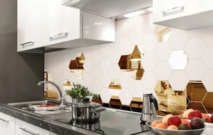 Mozaika-ceramiczna-heksagon-bialy-lustro-zlote.jpg