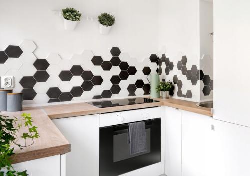 mozaika-ceramiczna-heksagon-bialo-czarna-3-2048x1438.jpg