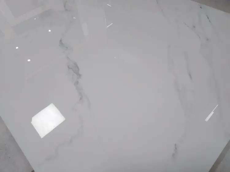 Płytki satynowe do łazienki w kontraście z Marmur Carrara Bianco