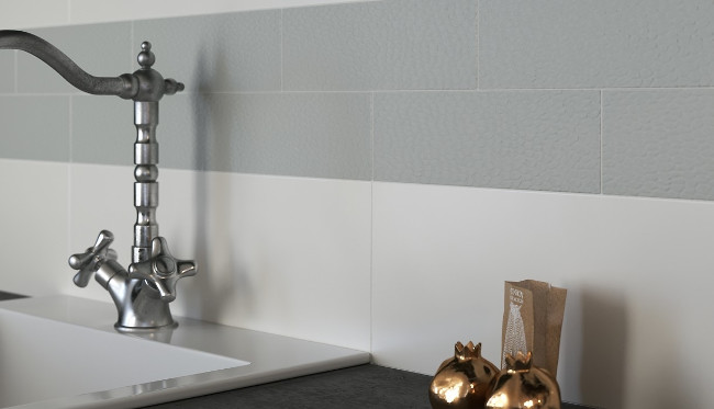 Biała kuchnia wykończona jasnymi płytkami